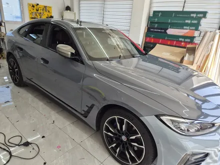 부산랩핑 BMW i4 전체랩핑｜OBEL DRAVIT GREY METALLIC & 샴페인골드 휠랩핑 시공 / 마산, 김해, 창원