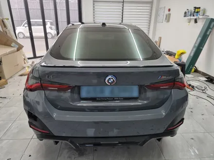 부산랩핑 BMW i4 전체랩핑｜OBEL DRAVIT GREY METALLIC & 샴페인골드 휠랩핑 시공 / 마산, 김해, 창원