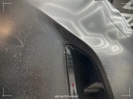 사틴 블랙으로 전체랩핑 된 BMW X6 사고로 까진 뒷범퍼 강서구 랩핑 전문점 비비 오토 랩 부산점에서 부분 랩핑 재시공으로 수리하기 / 부산 강서구