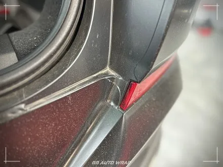 사틴 블랙으로 전체랩핑 된 BMW X6 사고로 까진 뒷범퍼 강서구 랩핑 전문점 비비 오토 랩 부산점에서 부분 랩핑 재시공으로 수리하기 / 부산 강서구