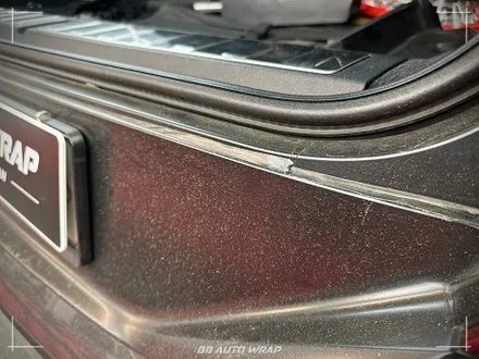 사틴 블랙으로 전체랩핑 된 BMW X6 사고로 까진 뒷범퍼 강서구 랩핑 전문점 비비 오토 랩 부산점에서 부분 랩핑 재시공으로 수리하기 / 부산 강서구