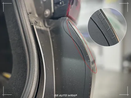 사틴 블랙으로 전체랩핑 된 BMW X6 사고로 까진 뒷범퍼 강서구 랩핑 전문점 비비 오토 랩 부산점에서 부분 랩핑 재시공으로 수리하기 / 부산 강서구
