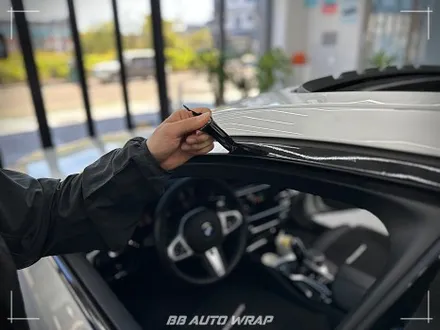 부산 PPF 전문점에서 BMW 5시리즈 클리프 디자인 스모그 라이트 PPF + 블랙 PPF로 루프스킨 및 창틀 크롬 딜리트 시공하기 / 부산 강서구