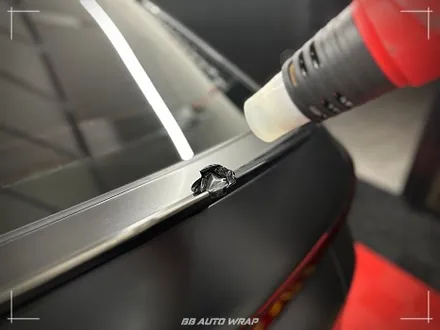 사틴 블랙으로 전체랩핑 된 BMW X6 사고로 까진 뒷범퍼 강서구 랩핑 전문점 비비 오토 랩 부산점에서 부분 랩핑 재시공으로 수리하기 / 부산 강서구