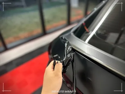 사틴 블랙으로 전체랩핑 된 BMW X6 사고로 까진 뒷범퍼 강서구 랩핑 전문점 비비 오토 랩 부산점에서 부분 랩핑 재시공으로 수리하기 / 부산 강서구