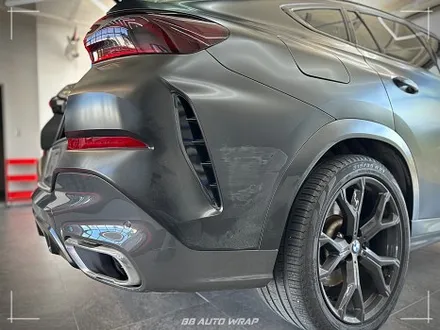 사틴 블랙으로 전체랩핑 된 BMW X6 사고로 까진 뒷범퍼 강서구 랩핑 전문점 비비 오토 랩 부산점에서 부분 랩핑 재시공으로 수리하기 / 부산 강서구