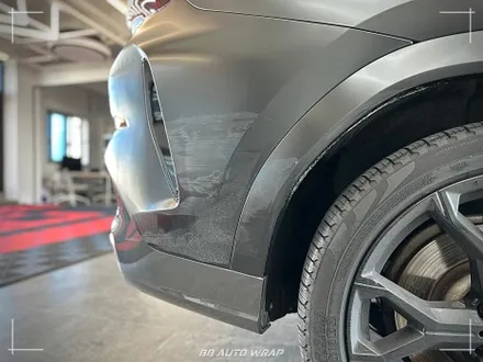사틴 블랙으로 전체랩핑 된 BMW X6 사고로 까진 뒷범퍼 강서구 랩핑 전문점 비비 오토 랩 부산점에서 부분 랩핑 재시공으로 수리하기 / 부산 강서구