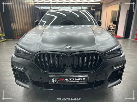 사틴 블랙으로 전체랩핑 된 BMW X6 사고로 까진 뒷범퍼 강서구 랩핑 전문점 비비 오토 랩 부산점에서 부분 랩핑 재시공으로 수리하기 / 부산 강서구