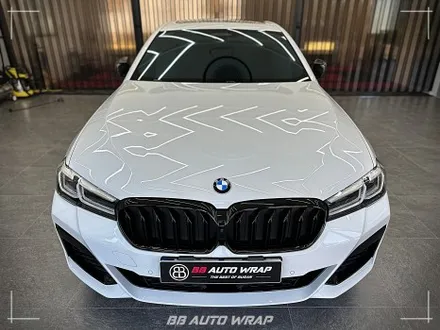 부산 PPF 전문점에서 BMW 5시리즈 클리프 디자인 스모그 라이트 PPF + 블랙 PPF로 루프스킨 및 창틀 크롬 딜리트 시공하기 / 부산 강서구