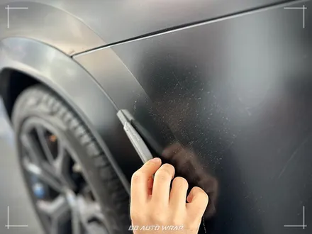 사틴 블랙으로 전체랩핑 된 BMW X6 사고로 까진 뒷범퍼 강서구 랩핑 전문점 비비 오토 랩 부산점에서 부분 랩핑 재시공으로 수리하기 / 부산 강서구