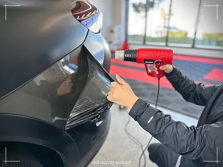 사틴 블랙으로 전체랩핑 된 BMW X6 사고로 까진 뒷범퍼 강서구 랩핑 전문점 비비 오토 랩 부산점에서 부분 랩핑 재시공으로 수리하기 / 부산 강서구