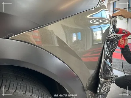 사틴 블랙으로 전체랩핑 된 BMW X6 사고로 까진 뒷범퍼 강서구 랩핑 전문점 비비 오토 랩 부산점에서 부분 랩핑 재시공으로 수리하기 / 부산 강서구
