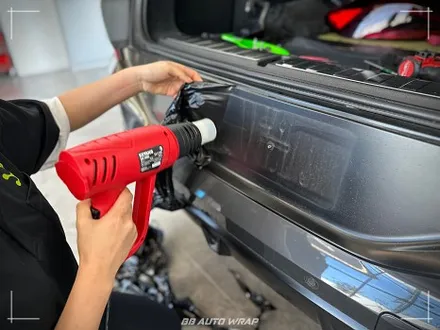 사틴 블랙으로 전체랩핑 된 BMW X6 사고로 까진 뒷범퍼 강서구 랩핑 전문점 비비 오토 랩 부산점에서 부분 랩핑 재시공으로 수리하기 / 부산 강서구