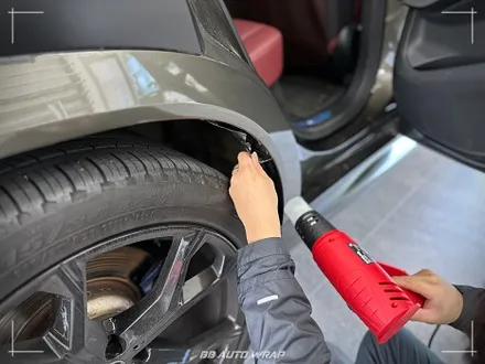 사틴 블랙으로 전체랩핑 된 BMW X6 사고로 까진 뒷범퍼 강서구 랩핑 전문점 비비 오토 랩 부산점에서 부분 랩핑 재시공으로 수리하기 / 부산 강서구