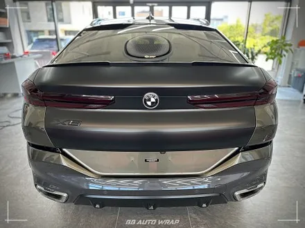 사틴 블랙으로 전체랩핑 된 BMW X6 사고로 까진 뒷범퍼 강서구 랩핑 전문점 비비 오토 랩 부산점에서 부분 랩핑 재시공으로 수리하기 / 부산 강서구