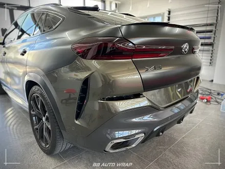 사틴 블랙으로 전체랩핑 된 BMW X6 사고로 까진 뒷범퍼 강서구 랩핑 전문점 비비 오토 랩 부산점에서 부분 랩핑 재시공으로 수리하기 / 부산 강서구