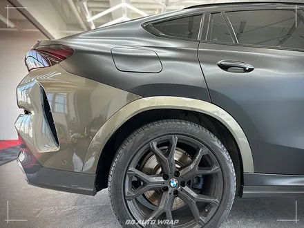 사틴 블랙으로 전체랩핑 된 BMW X6 사고로 까진 뒷범퍼 강서구 랩핑 전문점 비비 오토 랩 부산점에서 부분 랩핑 재시공으로 수리하기 / 부산 강서구