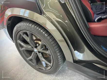 사틴 블랙으로 전체랩핑 된 BMW X6 사고로 까진 뒷범퍼 강서구 랩핑 전문점 비비 오토 랩 부산점에서 부분 랩핑 재시공으로 수리하기 / 부산 강서구
