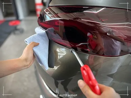 사틴 블랙으로 전체랩핑 된 BMW X6 사고로 까진 뒷범퍼 강서구 랩핑 전문점 비비 오토 랩 부산점에서 부분 랩핑 재시공으로 수리하기 / 부산 강서구