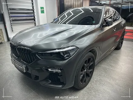 사틴 블랙으로 전체랩핑 된 BMW X6 사고로 까진 뒷범퍼 강서구 랩핑 전문점 비비 오토 랩 부산점에서 부분 랩핑 재시공으로 수리하기 / 부산 강서구