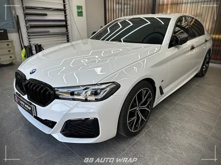 부산 PPF 전문점에서 BMW 5시리즈 클리프 디자인 스모그 라이트 PPF + 블랙 PPF로 루프스킨 및 창틀 크롬 딜리트 시공하기 / 부산 강서구