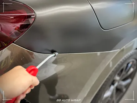 사틴 블랙으로 전체랩핑 된 BMW X6 사고로 까진 뒷범퍼 강서구 랩핑 전문점 비비 오토 랩 부산점에서 부분 랩핑 재시공으로 수리하기 / 부산 강서구