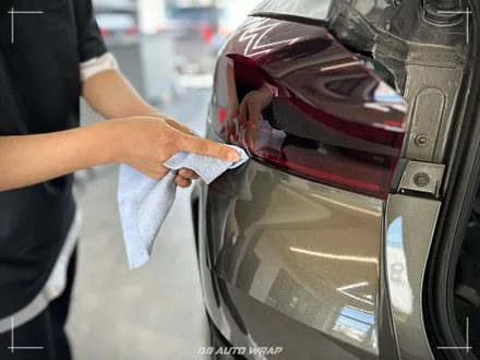 사틴 블랙으로 전체랩핑 된 BMW X6 사고로 까진 뒷범퍼 강서구 랩핑 전문점 비비 오토 랩 부산점에서 부분 랩핑 재시공으로 수리하기 / 부산 강서구