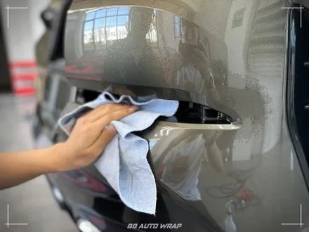 사틴 블랙으로 전체랩핑 된 BMW X6 사고로 까진 뒷범퍼 강서구 랩핑 전문점 비비 오토 랩 부산점에서 부분 랩핑 재시공으로 수리하기 / 부산 강서구