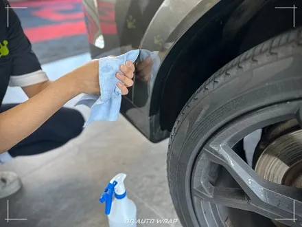 사틴 블랙으로 전체랩핑 된 BMW X6 사고로 까진 뒷범퍼 강서구 랩핑 전문점 비비 오토 랩 부산점에서 부분 랩핑 재시공으로 수리하기 / 부산 강서구