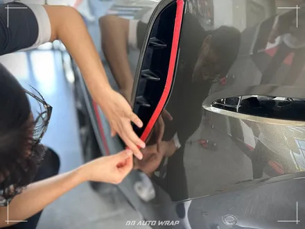 사틴 블랙으로 전체랩핑 된 BMW X6 사고로 까진 뒷범퍼 강서구 랩핑 전문점 비비 오토 랩 부산점에서 부분 랩핑 재시공으로 수리하기 / 부산 강서구