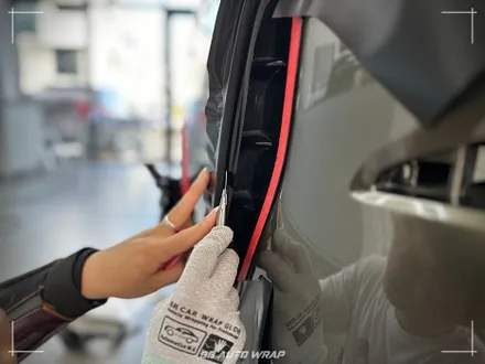 사틴 블랙으로 전체랩핑 된 BMW X6 사고로 까진 뒷범퍼 강서구 랩핑 전문점 비비 오토 랩 부산점에서 부분 랩핑 재시공으로 수리하기 / 부산 강서구