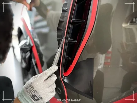 사틴 블랙으로 전체랩핑 된 BMW X6 사고로 까진 뒷범퍼 강서구 랩핑 전문점 비비 오토 랩 부산점에서 부분 랩핑 재시공으로 수리하기 / 부산 강서구