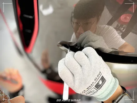 사틴 블랙으로 전체랩핑 된 BMW X6 사고로 까진 뒷범퍼 강서구 랩핑 전문점 비비 오토 랩 부산점에서 부분 랩핑 재시공으로 수리하기 / 부산 강서구