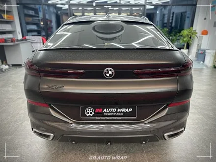 사틴 블랙으로 전체랩핑 된 BMW X6 사고로 까진 뒷범퍼 강서구 랩핑 전문점 비비 오토 랩 부산점에서 부분 랩핑 재시공으로 수리하기 / 부산 강서구