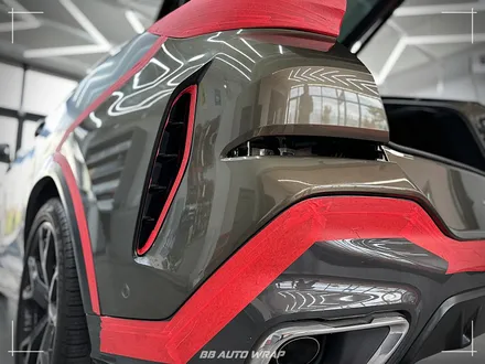 사틴 블랙으로 전체랩핑 된 BMW X6 사고로 까진 뒷범퍼 강서구 랩핑 전문점 비비 오토 랩 부산점에서 부분 랩핑 재시공으로 수리하기 / 부산 강서구