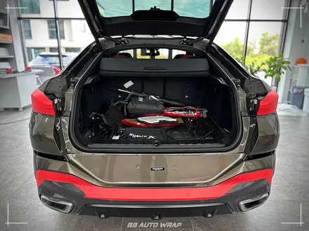 사틴 블랙으로 전체랩핑 된 BMW X6 사고로 까진 뒷범퍼 강서구 랩핑 전문점 비비 오토 랩 부산점에서 부분 랩핑 재시공으로 수리하기 / 부산 강서구