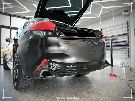 사틴 블랙으로 전체랩핑 된 BMW X6 사고로 까진 뒷범퍼 강서구 랩핑 전문점 비비 오토 랩 부산점에서 부분 랩핑 재시공으로 수리하기 / 부산 강서구