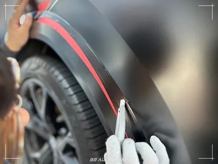 사틴 블랙으로 전체랩핑 된 BMW X6 사고로 까진 뒷범퍼 강서구 랩핑 전문점 비비 오토 랩 부산점에서 부분 랩핑 재시공으로 수리하기 / 부산 강서구