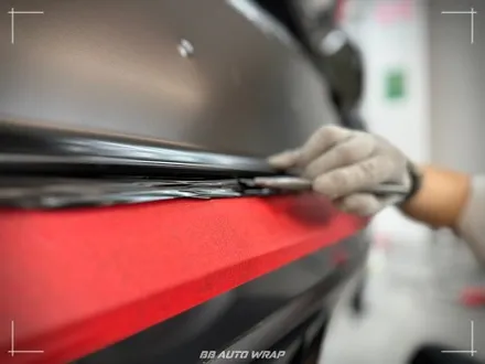 사틴 블랙으로 전체랩핑 된 BMW X6 사고로 까진 뒷범퍼 강서구 랩핑 전문점 비비 오토 랩 부산점에서 부분 랩핑 재시공으로 수리하기 / 부산 강서구