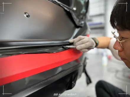 사틴 블랙으로 전체랩핑 된 BMW X6 사고로 까진 뒷범퍼 강서구 랩핑 전문점 비비 오토 랩 부산점에서 부분 랩핑 재시공으로 수리하기 / 부산 강서구