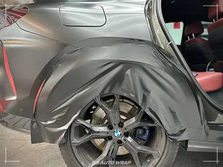 사틴 블랙으로 전체랩핑 된 BMW X6 사고로 까진 뒷범퍼 강서구 랩핑 전문점 비비 오토 랩 부산점에서 부분 랩핑 재시공으로 수리하기 / 부산 강서구