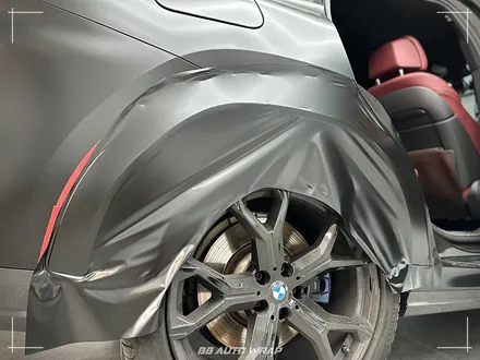 사틴 블랙으로 전체랩핑 된 BMW X6 사고로 까진 뒷범퍼 강서구 랩핑 전문점 비비 오토 랩 부산점에서 부분 랩핑 재시공으로 수리하기 / 부산 강서구