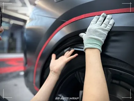 사틴 블랙으로 전체랩핑 된 BMW X6 사고로 까진 뒷범퍼 강서구 랩핑 전문점 비비 오토 랩 부산점에서 부분 랩핑 재시공으로 수리하기 / 부산 강서구