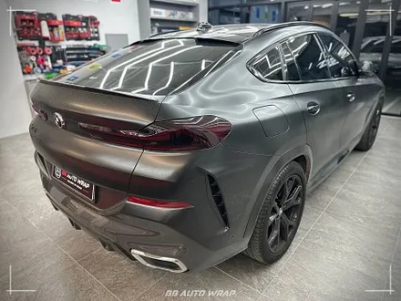 사틴 블랙으로 전체랩핑 된 BMW X6 사고로 까진 뒷범퍼 강서구 랩핑 전문점 비비 오토 랩 부산점에서 부분 랩핑 재시공으로 수리하기 / 부산 강서구