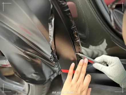 사틴 블랙으로 전체랩핑 된 BMW X6 사고로 까진 뒷범퍼 강서구 랩핑 전문점 비비 오토 랩 부산점에서 부분 랩핑 재시공으로 수리하기 / 부산 강서구