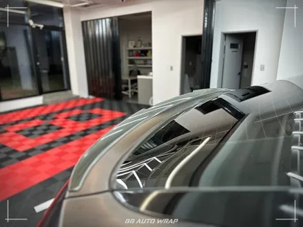 사틴 블랙으로 전체랩핑 된 BMW X6 사고로 까진 뒷범퍼 강서구 랩핑 전문점 비비 오토 랩 부산점에서 부분 랩핑 재시공으로 수리하기 / 부산 강서구