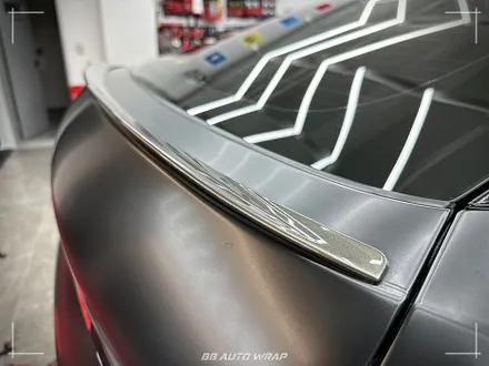 사틴 블랙으로 전체랩핑 된 BMW X6 사고로 까진 뒷범퍼 강서구 랩핑 전문점 비비 오토 랩 부산점에서 부분 랩핑 재시공으로 수리하기 / 부산 강서구