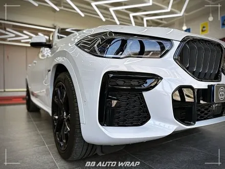 사고로 인해 손상된 BMW X6 크롬랩핑 보험처리로 수리부터 랩핑 시공까지 한 번에 해결하기! 창원랩핑 / 부산 강서구 명지동