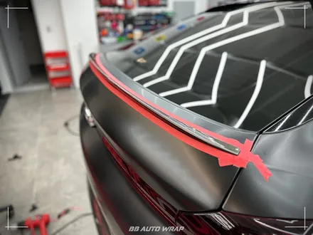 사틴 블랙으로 전체랩핑 된 BMW X6 사고로 까진 뒷범퍼 강서구 랩핑 전문점 비비 오토 랩 부산점에서 부분 랩핑 재시공으로 수리하기 / 부산 강서구