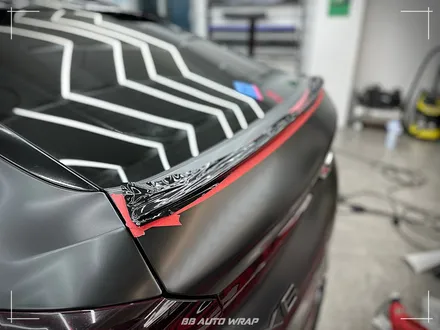 사틴 블랙으로 전체랩핑 된 BMW X6 사고로 까진 뒷범퍼 강서구 랩핑 전문점 비비 오토 랩 부산점에서 부분 랩핑 재시공으로 수리하기 / 부산 강서구